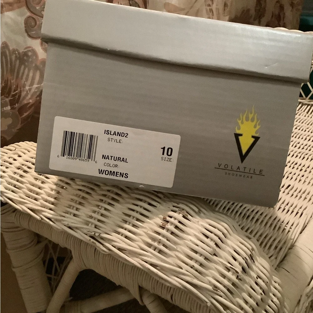 NIB VOLATILE Platform Sandal - Picture 4 of 13